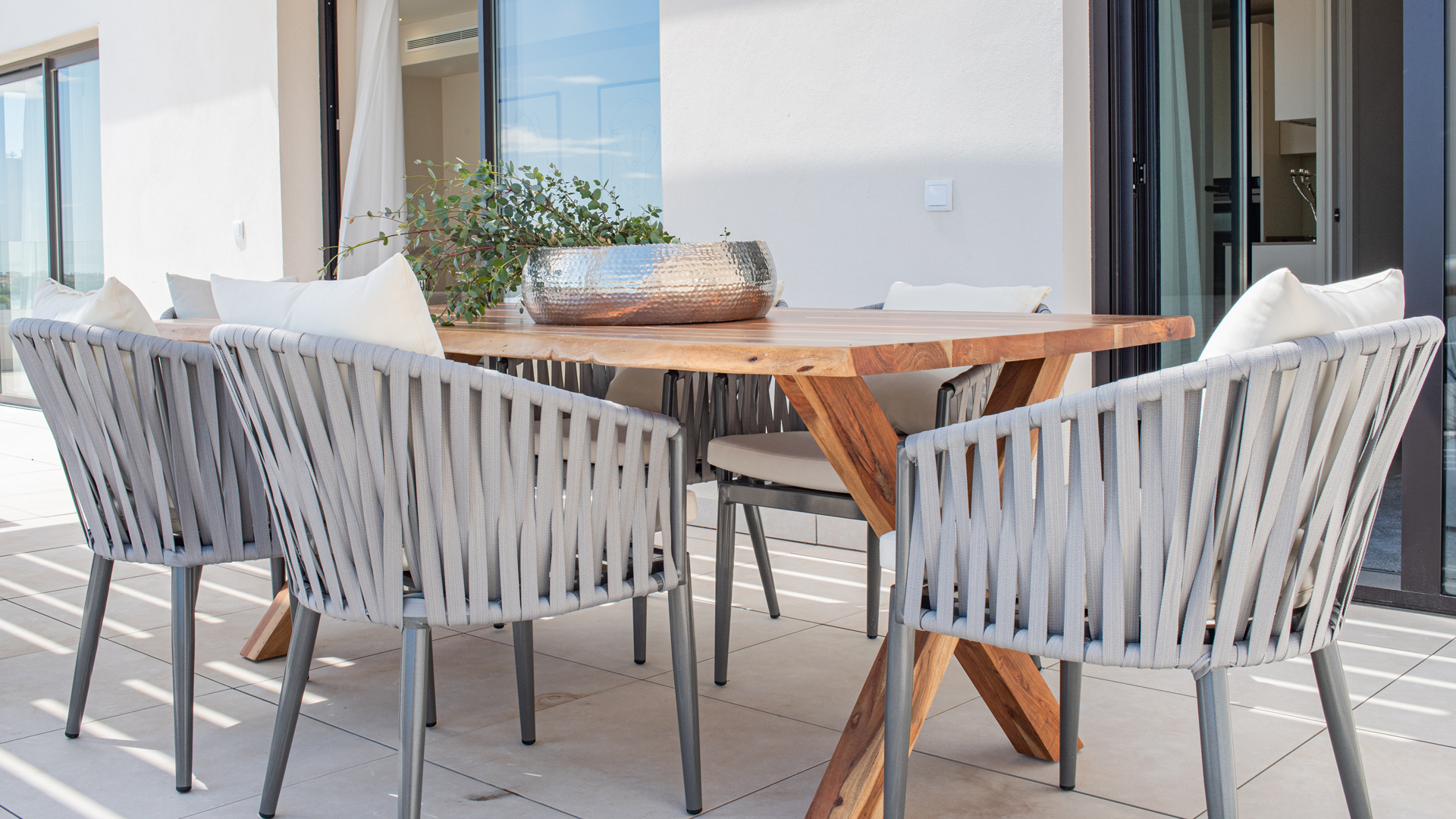 Modern terrace table & chairs